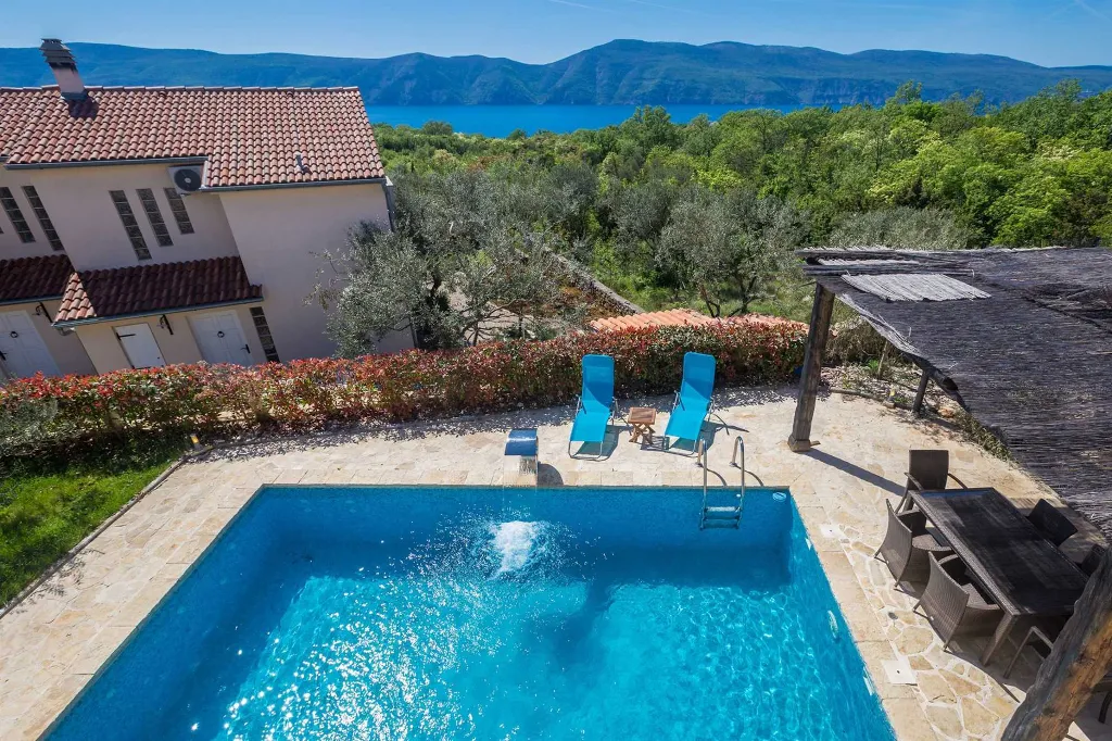 Spacious 4-Bedroom House with Sea View in Brzac