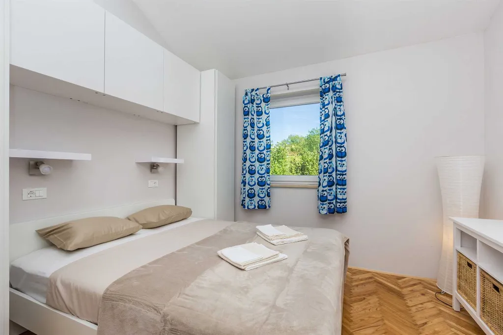 Spacious 4-Bedroom House with Sea View in Brzac