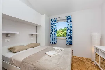 Spacious 4-Bedroom House with Sea View in Brzac