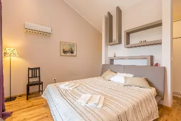 Spacious 4-Bedroom House with Sea View in Brzac