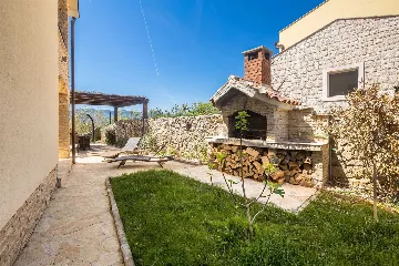 Spacious 4-Bedroom House with Sea View in Brzac