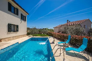 Spacious 4-Bedroom House with Sea View in Brzac