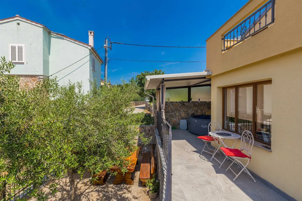 3-Bedroom House in Risika for Up to 6 Guests