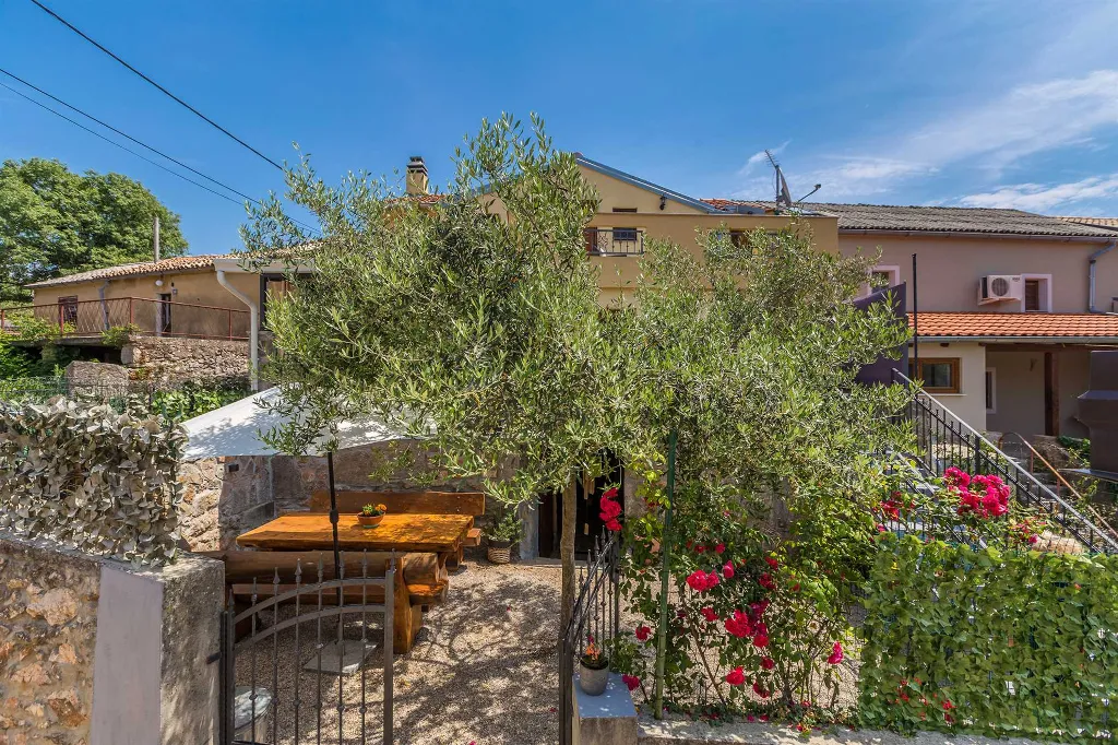 3-Bedroom House in Risika for Up to 6 Guests