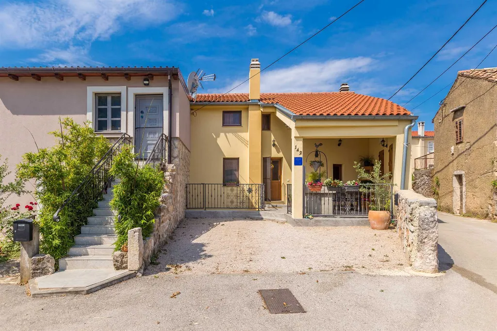 3-Bedroom House in Risika for Up to 6 Guests