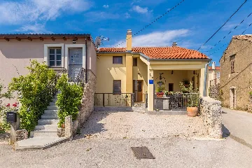 3-Bedroom House in Risika for Up to 6 Guests