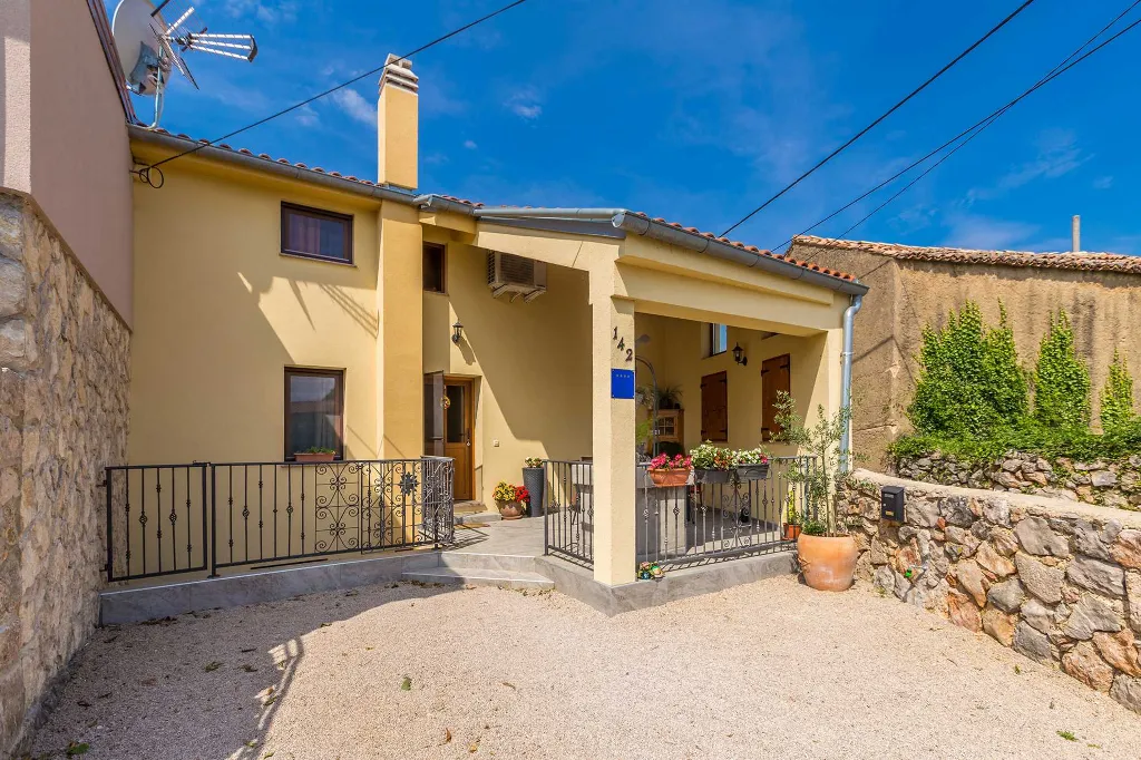 3-Bedroom House in Risika for Up to 6 Guests
