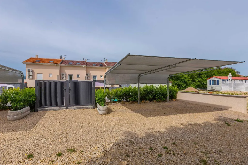 3-Bedroom House with Private Pool in Krk