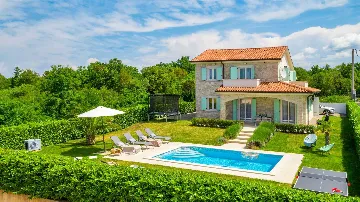 4-Bedroom House with Heated Pool in Linardići