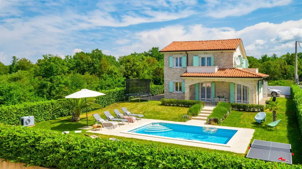 4-Bedroom House with Heated Pool in Linardići