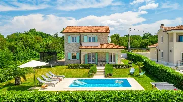 4-Bedroom House with Heated Pool in Linardići