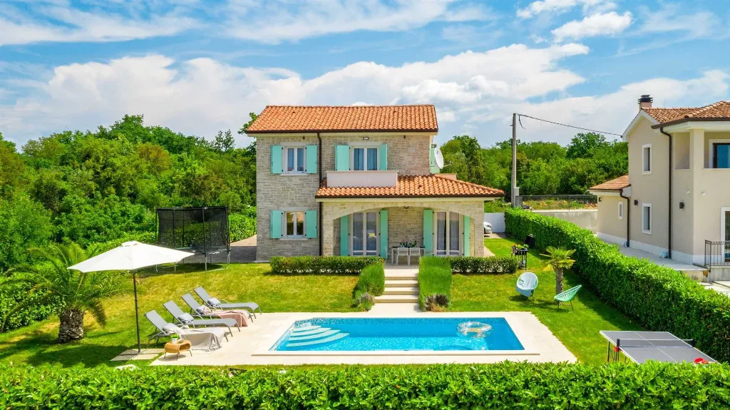 4-Bedroom House with Heated Pool in Linardići