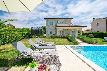 4-Bedroom House with Heated Pool in Linardići