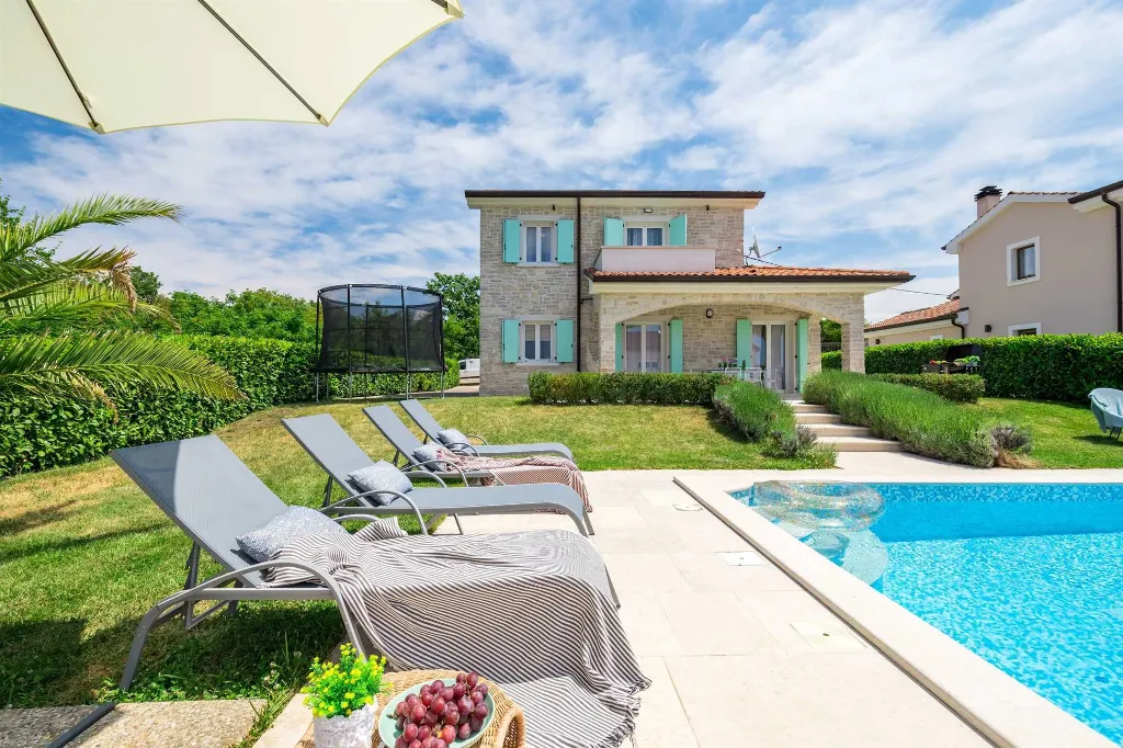 4-Bedroom House with Heated Pool in Linardići