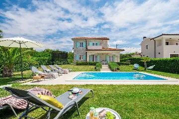 4-Bedroom House with Heated Pool in Linardići