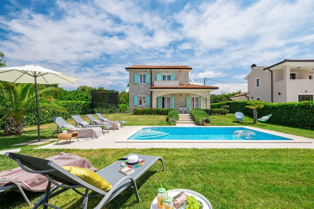 4-Bedroom House with Heated Pool in Linardići
