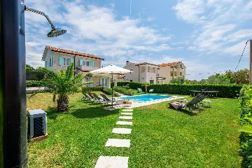 4-Bedroom House with Heated Pool in Linardići