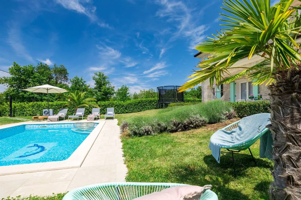 4-Bedroom House with Heated Pool in Linardići