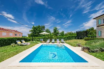 4-Bedroom House with Heated Pool in Linardići