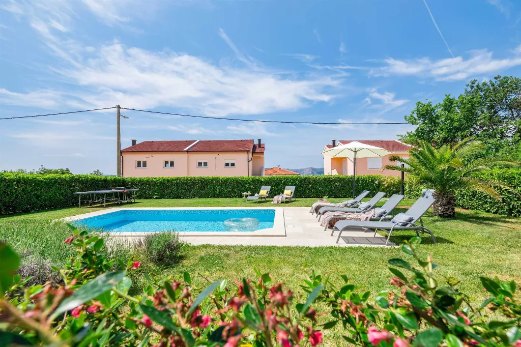4-Bedroom House with Heated Pool in Linardići