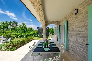 4-Bedroom House with Heated Pool in Linardići