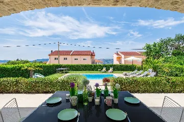 4-Bedroom House with Heated Pool in Linardići