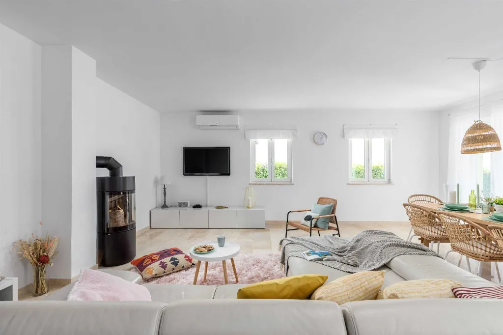 4-Bedroom House with Heated Pool in Linardići