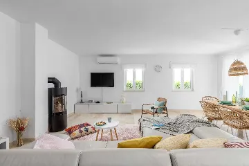 4-Bedroom House with Heated Pool in Linardići