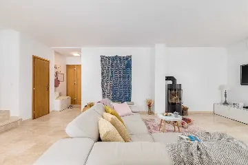 4-Bedroom House with Heated Pool in Linardići