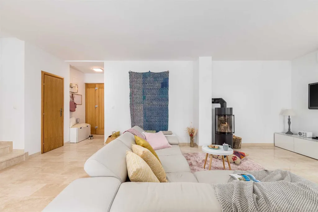 4-Bedroom House with Heated Pool in Linardići