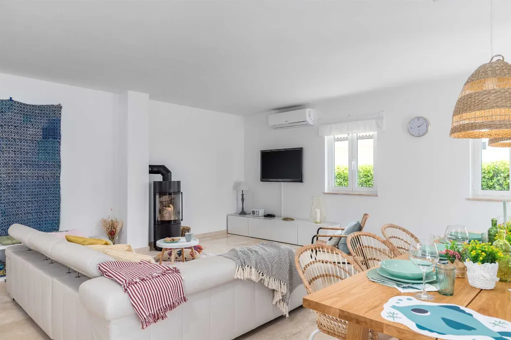 4-Bedroom House with Heated Pool in Linardići