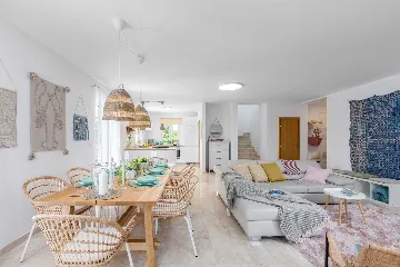 4-Bedroom House with Heated Pool in Linardići