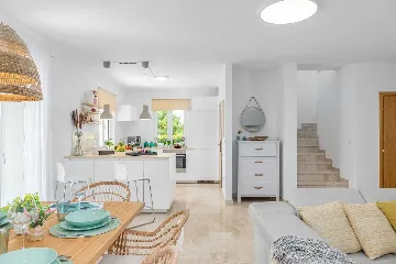 4-Bedroom House with Heated Pool in Linardići