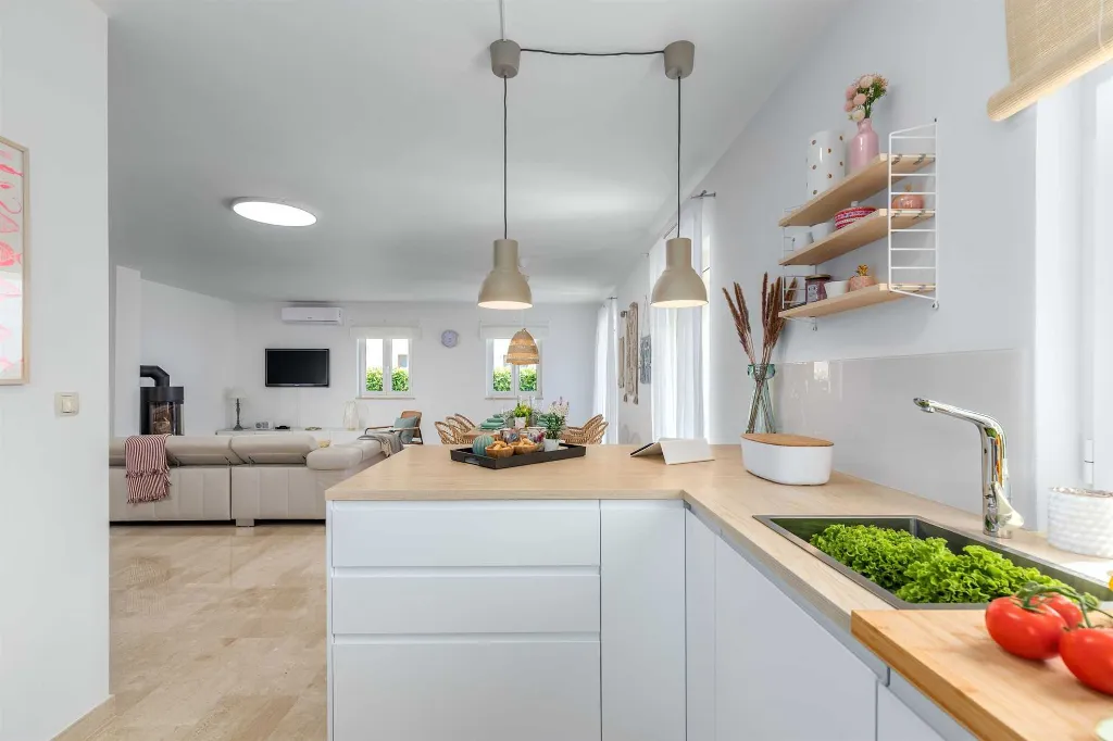 4-Bedroom House with Heated Pool in Linardići