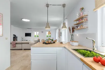 4-Bedroom House with Heated Pool in Linardići