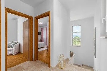4-Bedroom House with Heated Pool in Linardići