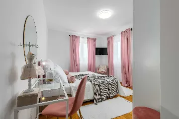 4-Bedroom House with Heated Pool in Linardići