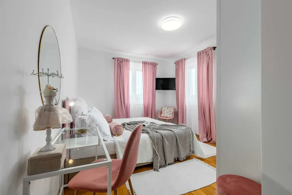 4-Bedroom House with Heated Pool in Linardići