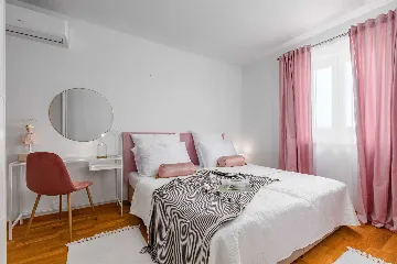 4-Bedroom House with Heated Pool in Linardići