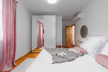 4-Bedroom House with Heated Pool in Linardići