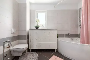 4-Bedroom House with Heated Pool in Linardići