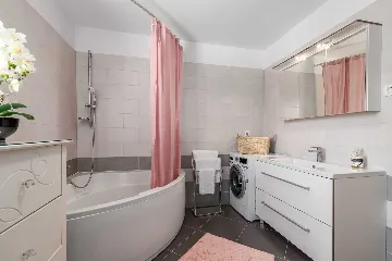 4-Bedroom House with Heated Pool in Linardići