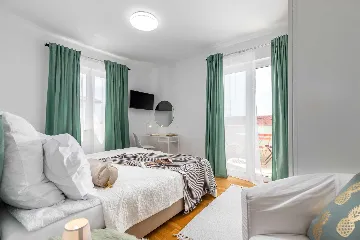 4-Bedroom House with Heated Pool in Linardići