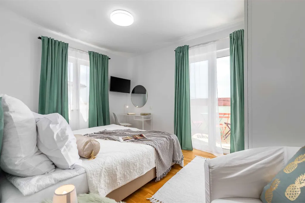 4-Bedroom House with Heated Pool in Linardići