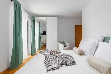 4-Bedroom House with Heated Pool in Linardići