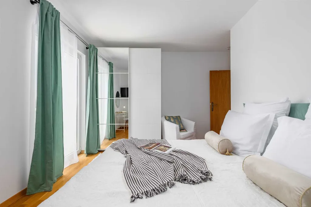 4-Bedroom House with Heated Pool in Linardići