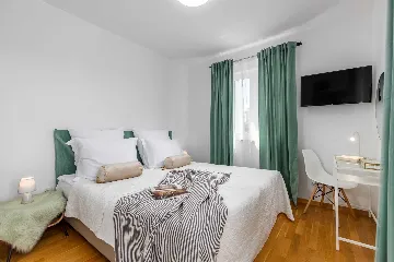 4-Bedroom House with Heated Pool in Linardići