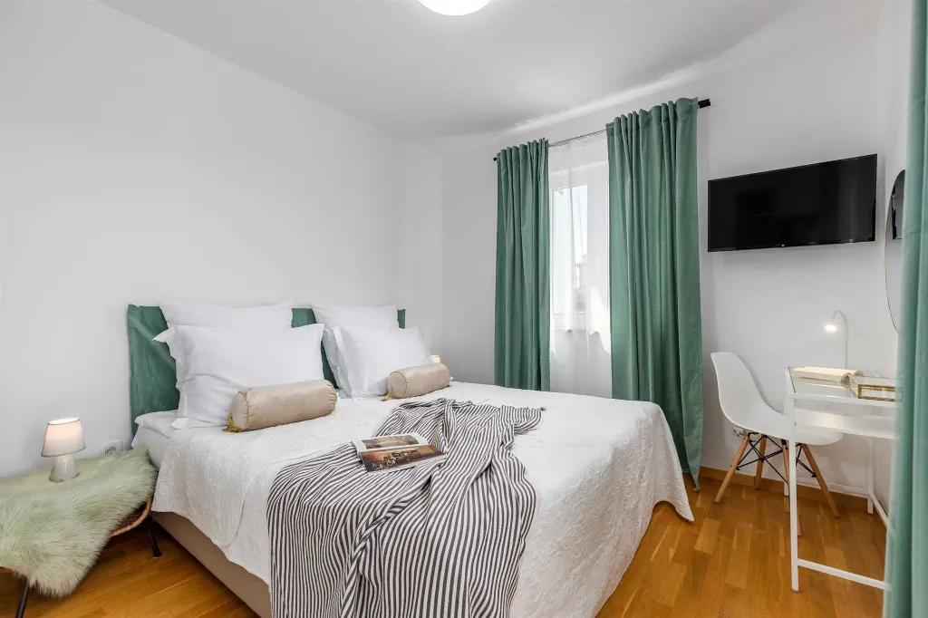 4-Bedroom House with Heated Pool in Linardići