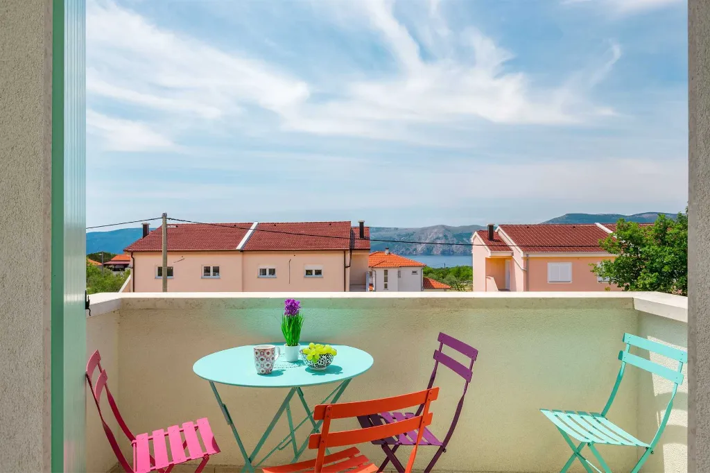 4-Bedroom House with Heated Pool in Linardići