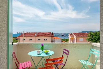 4-Bedroom House with Heated Pool in Linardići